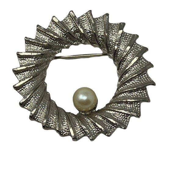 DuBarry FA Brooch Round Wreath Textured‎ Silver Tone Faux Pearl Pin - Picture 1 of 8